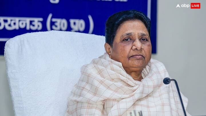 वहीं, टाइम्स नाऊ ईटीजी के एग्जिट पोल के नतीजे भी बहुजन समाज पार्टी को 0 सीट दिखा रहे हैं. मगर, इंडिया टुडे-एक्सिस माई इंडिया एग्जिट पोल के नतीजों में मायावती की पार्टी की तस्वीर कुछ अलग ही नजर आ रही है. इसके मुताबिक, यूपी में बीजेपी को 67 से 72 सीटें और समाजवादी पार्टी को 8 से 9, कांग्रेस को 1 से 3 सीटें. जबकि, बसपा को 1 सीट मिलने की संभावना है.