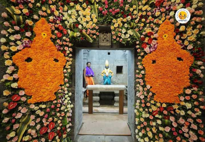 शेतकऱ्यांवरील सुकाळ येऊ दे आणि राजकारण्यांवर दुष्काळ येऊ दे अशीही मागणी देवाकडे मागणार असल्याचे एका भाविकाने सांगितले.