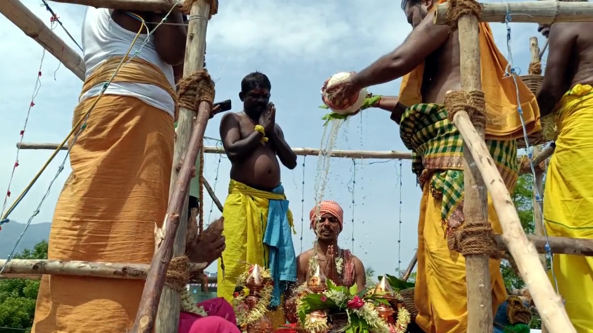 சின்னாளபட்டி அருகே ஸ்ரீ மாரியம்மன் கோயில் கும்பாபிஷேக விழா - ஆயிரக்கணக்கான பக்தர்கள் பங்கேற்பு