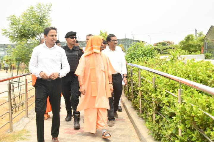 CM Yogi Adityanath Visit Gorakhpur Zoo: मुख्यमंत्री योगी आदित्यनाथ ने रविवार को शहीद अशफाक उल्ला खां प्राणि उद्यान (गोरखपुर चिड़ियाघर) का भ्रमण एवं निरीक्षण किया. इस दौरान उन्होंने चिड़ियाघर में करीब एक सप्ताह पूर्व इटावा लॉयन सफारी से लाए गए बब्बर शेर पांच साल के भरत और शेरनी सात साल की गौरी को भी देखा.