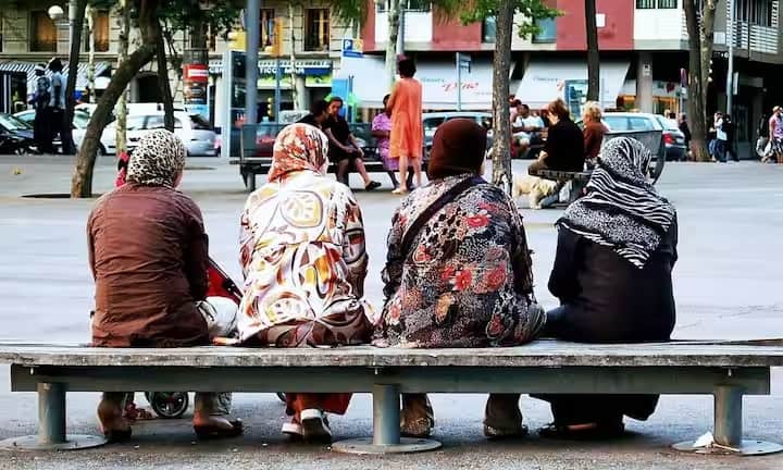 इस कमी के बावजूद, हिंदू, सिख, ईसाई, जैन और बौद्धों के बीच मुस्लिम महिलाओं की प्रजनन दर सबसे अधिक है।