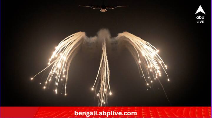 AFCAT-র ফ্লাইংয়ের যে ৪৫টি পদে নিয়োগ হবে, তাতে সুযোগ পেতে হলে ন্যূনতম দ্বাদশ স্তরের পরীক্ষায় অঙ্ক এবং পদার্থবিদ্যার প্রত্যেকটিতে ৫০ শতাংশ নম্বর থাকতেই হবে। (ছবি:PTI)