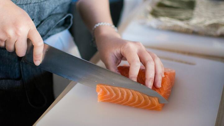 এসেনসিয়াল ফ্যাট যুক্ত বিভিন্ন খাবারের মধ্যে আপনি পাতে রাখতে পারেন আভোকাডো, বিভিন্ন ধরনের বাদাম ও বীজ এবং অয়েলি ফিশ। এছাড়াও রান্না করতে পারেন ফ্ল্যাক্সসিডস অয়েল কিংবা ভার্জিন অলিভ অয়েল দিয়ে। এই খাবারগুলি খেলে থাইরয়েডের মাত্রা সঠিক মাত্রায় বজায় থাকবে আপনার শরীরে।