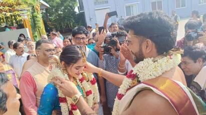 kkr star Venkatesh Iyer ties the knot with Shruti Raghunathan Venkatesh Iyer Marriage: கொல்கத்தா அணியின் நட்சத்திர வீரர் வெங்கடேஷ் ஐயர் திருமணம் - யார் இந்த ஸ்ருதி ரகுநாதன்?