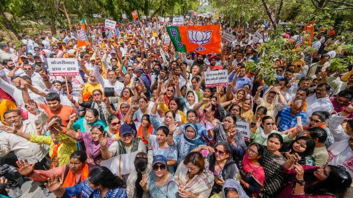 फलोदी सट्टा बाजार के विपरीत मुंबई सट्टा बाजार ने पूरे देश में विपक्षी गठबंधन इंडिया को 300 से अधिक सीटें मिलने का अनुमान लगाया है. जबकि फलोदी सट्टा बाजार ने एनडीए के लिए स्पष्ट बहुमत की भविष्यवाणी की है.