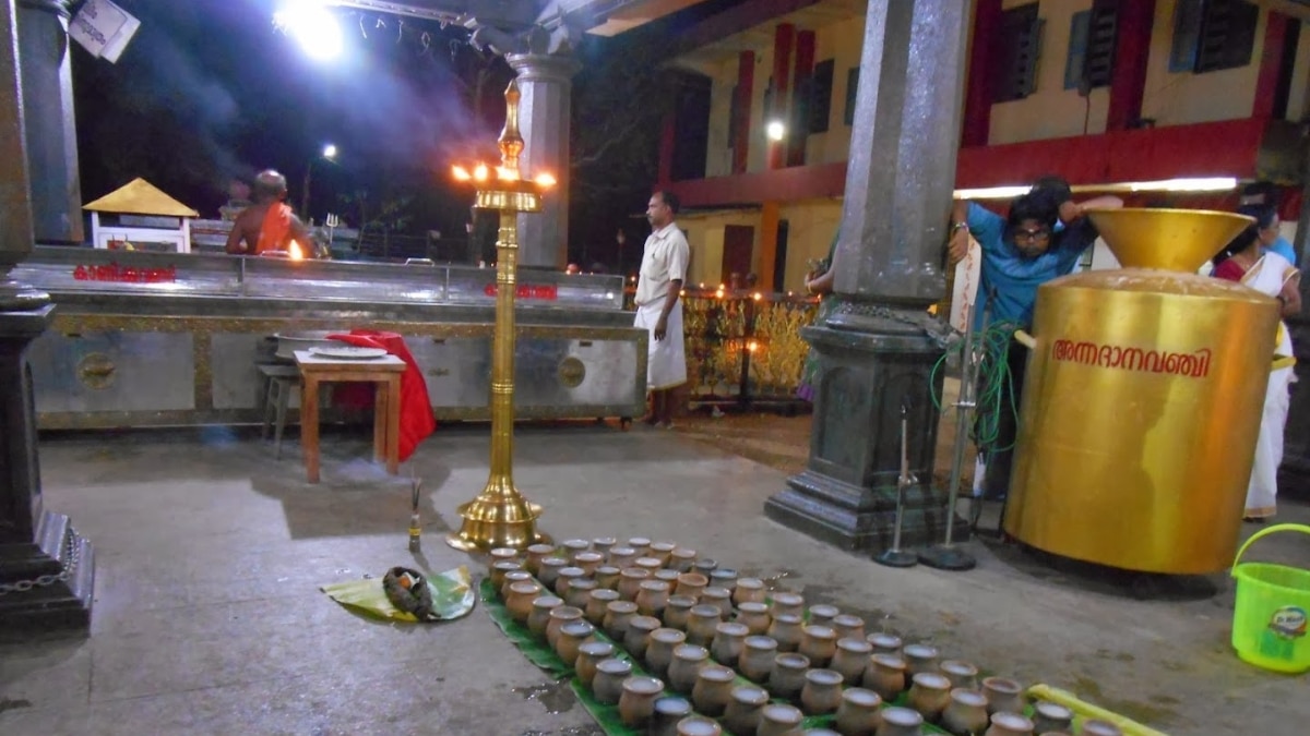 Toddy is served as the main offering to the deity at Duryodhana temple | Photo: malanada.com