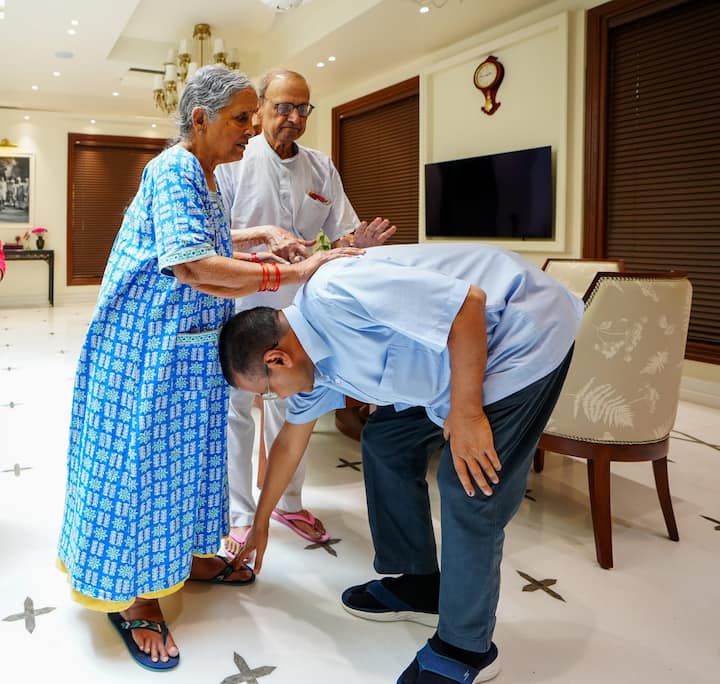 सीएम अरविंद केजरीवाल तिहाड़ जेल में आत्म समर्पण करने के लिए घर से निकलने से पहले माता-पिता से भी मिले.