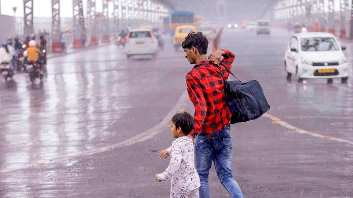 পাশাপাশি দক্ষিণবঙ্গের ১৫ জেলাতেও ঝোড়ো হাওয়া বইবে। প্রতিঘণ্টায় গতিবেগ থাকবে ৪০ থেকে ৫০ কিমি।