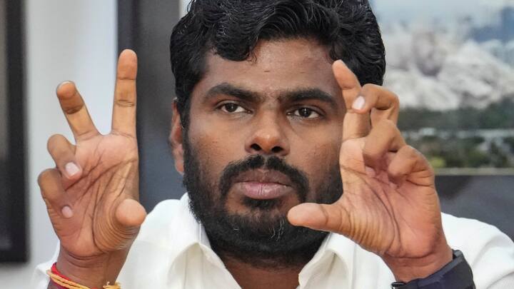 तमिलनाडु के कोयंबटूर सीट से बीजेपी प्रत्याशी के. अन्नामलाई को डीएमके नेता पी गणपति राजकुमार से हार का सामना करना पड़ सकता है. बता दें कि के. अन्नामलाई तमिलनाडु के बीजेपी अध्यक्ष हैं.