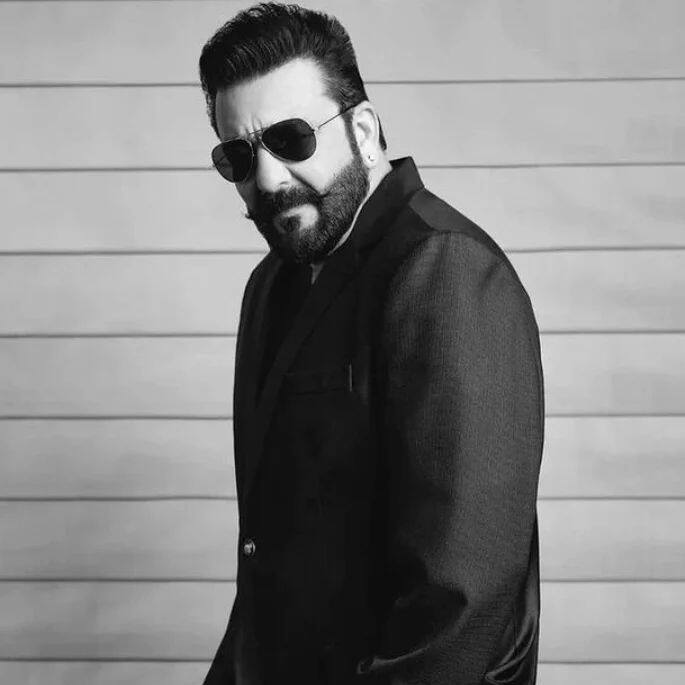 संजय ने आगे कहा कि, वो नौकर हमारे घर में बहुत सालों से काम करता था. जब मैंने उससे खाना मांगा तो मुझे देखकर दोर-जोर से रोने लगा. जब मैंने पूछा क्यों रो रहे हो तो उसने कहा, दो दिन से आप सो रहे थे.