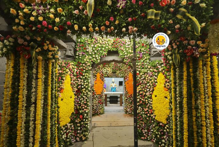 या ठिकाणी जमलेली गर्दी पाहून तर जणू या भाविकांना देवाकडे भरपूर काहीतरी मागायचं आहे, साकडं घालायचं आहे हेच जाणवत होतं.