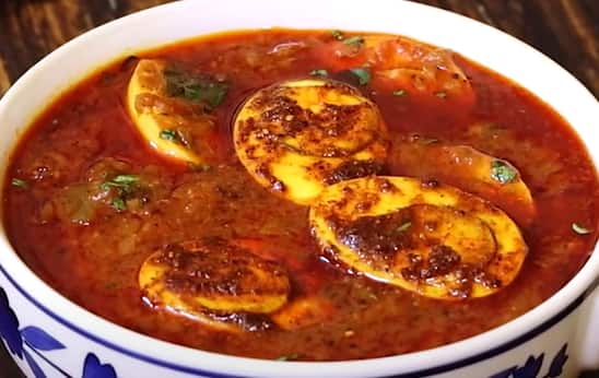 தேவையான பொருட்கள் : முந்திரி பருப்பு - 4 , உடைத்த கடலை - 1 தேக்கரண்டி , சோம்பு - 1/2 தேக்கரண்டி, தேங்காய் - 3 தேக்கரண்டி, கச கசா - 1/2 தேக்கரண்டி, தண்ணீர் ,எண்ணெய் - 2 மேசைக்கரண்டி , கடுகு -1/2 தேக்கரண்டி , சீரகம் - 1/2 தேக்கரண்டி , பெரிய வெங்காயம் - 2 , பச்சை மிளகாய் - 1 , இஞ்சி பூண்டு விழுது - 1 மேசைக்கரண்டி , தக்காளி - 2 , மஞ்சள் தூள் - 1/4 தேக்கரண்டி ,மிளகாய் தூள் - 2 தேக்கரண்டி, மல்லி தூள் - 1 தேக்கரண்டி, வேகவைத்த முட்டை - 5 ,உப்பு , கொத்தமல்லி இலை , கறிவேப்பிலை