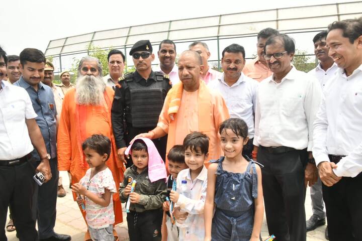 हिप्पो के बाड़े के पास मौजूद समद अंसारी नामक बालक सीएम के हाथों चॉकलेट पाते ही खुशी से उछल पड़ा. सीएम के चिड़ियाघर निरीक्षण के दौरान निदेशक-डीएफओ विकास यादव, एसडीओ डा. हरेंद्र सिंह, पशु चिकित्सक डा. रवि आदि मौजूद रहे.