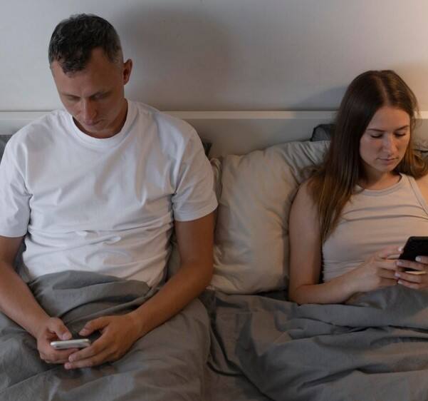 ਐਕਸਟਰਾ ਮੈਰਿਟਲ ਅਫੇਅਰ (Extra-marital affair) ਦੀ ਤਰ੍ਹਾਂ ਇਹ ਰਿਸ਼ਤੇ ਨੂੰ ਨੁਕਸਾਨ ਪਹੁੰਚਾਉਣ ਦਾ ਕੰਮ ਕਰਦਾ ਹੈ।  ਜਿਸ ਤਰ੍ਹਾਂ ਫੋਨ ਸਾਡੀ ਜ਼ਿੰਦਗੀ ਦਾ ਹਿੱਸਾ ਬਣ ਗਿਆ ਹੈ, ਹਰ ਰਿਸ਼ਤਾ ਕਰੀਬ ਹੋਣ ਦੇ ਬਾਵਜੂਦ ਦੂਰ ਹੋ ਗਿਆ ਹੈ। ਇਹ 5 ਤਰੀਕਿਆਂ ਨਾਲ ਤੁਹਾਡਾ ਫ਼ੋਨ ਤੁਹਾਡੇ ਰਿਸ਼ਤੇ ਦੀ ਕੰਧ ਬਣ ਗਿਆ ਹੈ। ਆਓ ਜਾਣਦੇ ਹਾਂ ਕਿਵੇਂ ਇਨ੍ਹਾਂ ਗਲਤੀਆਂ ਨੂੰ ਪਹਿਚਾਣ ਕੇ ਵਿਆਹੁਤਾ ਰਿਸ਼ਤੇ ਨੂੰ ਮਜ਼ਬੂਤ ਬਣਾਉਣਾ ਹੈ।