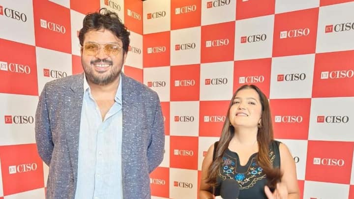 'পঞ্চায়েত' সিরিজের বিখ্যাত 'প্রহ্লাদ চা'। অভিনয়গুণেই দর্শকের মন জয় করেছেন তিনি। পরপর তিনটি সিজনে সমানতালে অভিনয় করে চর্চার কেন্দ্রে উঠে এসেছেন তিনি।   ছবি- ফয়জল মালিকের ইনস্টাগ্রাম থেকে