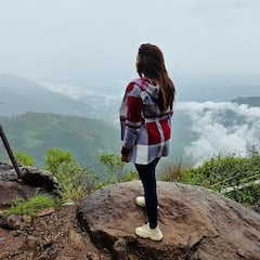 Poojitha Ponnada: కొండకోనల్లో పూజిత పొన్నాడ- ప్రకృతి అందాలకు పరవశిస్తున్న ముద్దుగుమ్మ