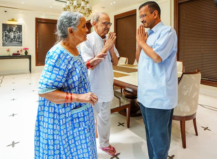 दिल्ली के मुख्यमंत्री ने आबकारी नीति मामले में तिहाड़ जेल में सरेंडर करने से पहले अपने माता-पिता से आशीर्वाद लिया.