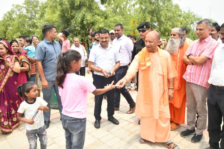 चिड़ियाघर का भ्रमण करते हुए मुख्यमंत्री योगी आदित्यनाथ ने यहां आए दर्शकों से भी मुलाकात की. देवरिया से आए दर्शकों के एक समूह ने उनसे कहा कि आपने चिड़ियाघर के रूप में पूर्वी उत्तर प्रदेश के लोगों के लिए ज्ञान और मनोरंजन की एक बड़ी सौगात दी है. इस दौरान मुख्यमंत्री ने कई बच्चों को दुलार कर आशीर्वाद दिया और उन्हें चॉकलेट भी गिफ्ट की.