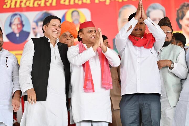 सपा ने चंद्रशेखर का साथ न देकर उनके खिलाफ मनोज कुमार को मैदान में उतार दिया था. माना जा रहा था कि सपा के प्रत्याशी उतारने से चंद्रशेखर के लिए स्थिति मुश्किल हो सकती है, लेकिन अभी तक एग्जिट पोल के नतीजों में चंद्रशेखर ही भारी पड़ते दिख रहे हैं.