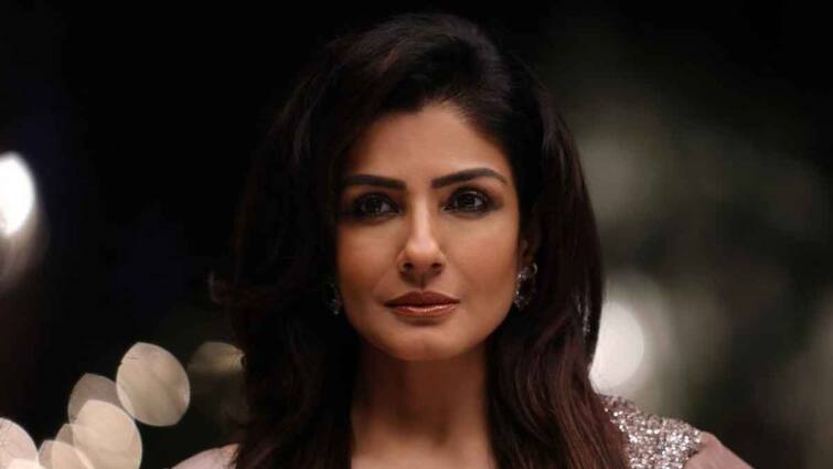 Raveena Tandon Attacked After Woman Accuses Her of Assault in Mumbai Roads Watch Viral Video Raveena Tandon: రవీనా టాండన్‌పై దాడి... కొట్టవద్దని వేడుకున్న కేజీఎఫ్ నటి, సోషల్ మీడియాలో వైరల్ అవుతున్న వీడియో