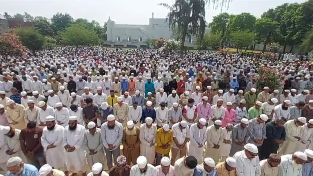 मेरठ में बारिश के लिए शाही ईदगाह में हुई खास नमाज, दुआ में उठे हजारों हाथ Meerut Special Namaz prayers at Shahi Idgah for rain thousands of hands were raised in prayer ANN मेरठ में बारिश के लिए शाही ईदगाह में हुई खास नमाज, दुआ में उठे हजारों हाथ