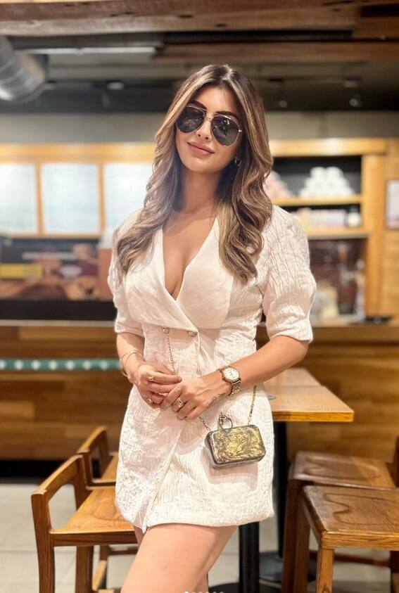 આકાંક્ષા પુરીએ રેસ્ટૉરન્ટમાં શૉર્ટ ડ્રેસમાં બતાવ્યું કર્વી ફિગર