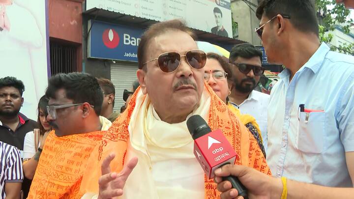 এদিন ফের ভবানীপুরে মদন মিত্রকে পাওয়া গেল ফুল ফর্মে। সেজেগুজো বসে পড়লেন যজ্ঞে। প্রধানমন্ত্রীর নাম না করেই আক্রমণ শানালেন ভন্ড সন্ন্যাসী বলে।