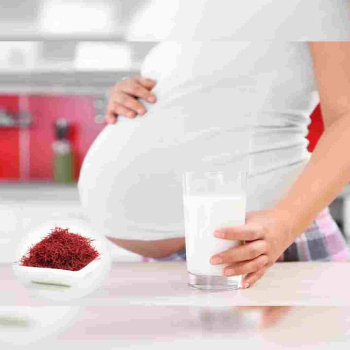 विशेषज्ञ भी कहते हैं कि गर्भावस्था के दौरान दूध कैसे पीना चाहिए, इसकी सही जानकारी होना जरूरी है। गर्भावस्था के दौरान पैकेज्ड और पाश्चुरीकृत दूध से बचना चाहिए। ऐसा इसलिए क्योंकि पैकेट वाले दूध को पैक करते समय कई तरह के रसायनों का इस्तेमाल किया जाता है। इसे पीने से गर्भ में पल रहे बच्चे और मां को नुकसान हो सकता है।