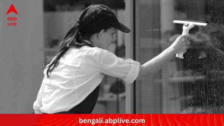 বাড়ির জানলা কি নিজের হাতে পরিষ্কার করেন? এটিও কিন্তু ঘাম ঝরানোর পক্ষে উপযোগী হতে পারে। জানলার উপরের অংশ পরিষ্কার করতে গিয়ে ক্রমাগত হাতের পেশির সঞ্চালন-সহ একগুচ্ছ আরও পেশির ব্যবহার এক্ষেত্রে কার্যকরী।   (ছবি:PIXABAY)