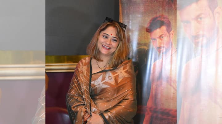 খোলা আকাশের মতো বিশাল স্বপ্ন নিয়ে বাঁচতে চায় এই উজ্জ্বল ছাত্র। কিন্তু আপাত দৃষ্টিতে সিধেসাদা জীবনের নিচে লুকিয়ে থাকে প্রতারণা ও হতাশার এক অন্ধকার জগত। ছেলেটির মধ্যবিত্ত বেকার জীবন কাটে টাকা শোধে আর প্রত্যাখ্যাত প্রেমের প্রতিশোধে।