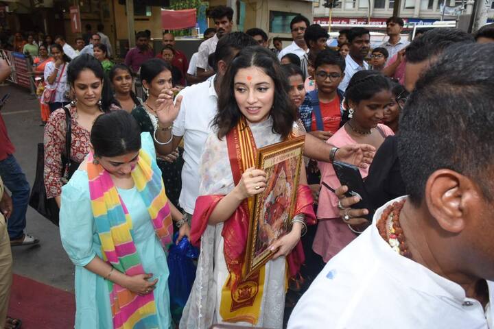 Set in Liverpool, London, it follows Savi, who lives a happy life with her husband Nakul Sachdeva, and their son. Their peaceful life is shattered when the police arrest Nakul.