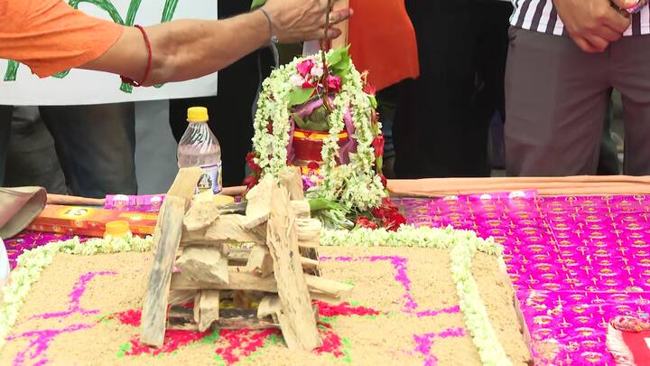 দীর্ঘদিন অসুস্থ থাকার পর, কয়েকদিন আগে লভোটের ময়দানে আচমকা দেখা যায় মদন মিত্রকে। ৭ দফা ভোটের আগে মদন মিত্র হুঁশিয়ারি দেন, তৃণমূল কর্মীরা জানে কী দাওয়াই দিতে হবে।