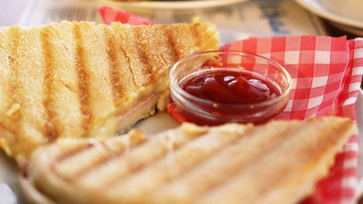 கடாயில் தண்ணீர் ஊற்றி, இதில் பட்டை, கிராம்பு, முழு மிளகு, நறுக்கிய தக்காளி போடவும். கடாயை மூடி, 30 நிமிடம் வேகவிடவும்.