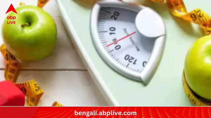 শুয়ে-বসে দিন কেটে যায়? ঘাম ঝরানো এক্সারসাইজের কথা বহু বার ভেবেও করা হয়নি, এরকম মানুষের সংখ্য়া নেহাত কম নয়। কিন্তু প্রশ্ন হল, ঘাম না ঝরলে ওজন কমবে কী ভাবে?এক্সারসাইজের বিকল্প হয় না, একথা ঠিক। তবে পুরোপুরি শুয়ে-বসে যাতে দিনটা না কাটে, সে জন্য কয়েকটি কাজ সহজেই করা যেতে পারে। তাতে কিছুটা ওজনও কমে, মনে করেন বহু বিশেষজ্ঞ।