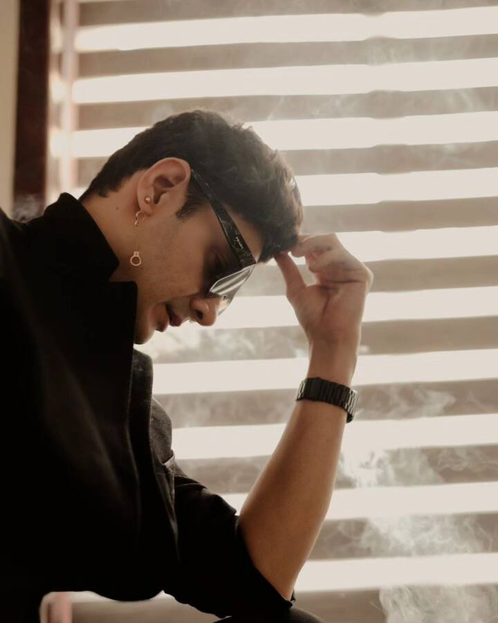 पारस तोमर ने इस बात को लेकर कहा कि मेरा जवाब सीधा रहता है, हां मैं Gay हूं. तो क्या. इससे किसी को क्या फर्क पड़ता है. हर किसी की अपनी अलग पर्सनैलिटी होती है और इसके पीछे कई पहलू होते हैं. हम लोग किसी दूसरे ग्रह के प्राणी नहीं बल्कि बाकी लोगों की तरह ही नॉर्मल इंसान हैं.