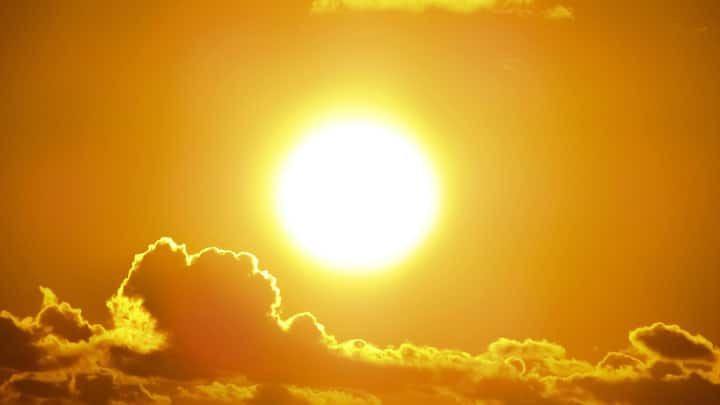 हालांकि सूर्य का प्रकाश पूरी धरती पर पहुंचने में अलग-अलग जगहों पर अलग-अलग समय लेता है.