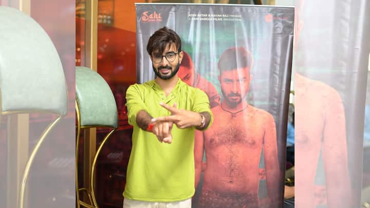 ছবির ট্রেলার প্রসঙ্গে এবিপি লাইভকে পরিচালক বলেন, 'আমার আগামী ছবি 'কালিয়াচক চ্যাপ্টার ১' একটি কল্পকাহিনি এবং বেশ massy একটি ছবি যা দর্শকের ভাল লাগবে বলেই আমার বিশ্বাস।'