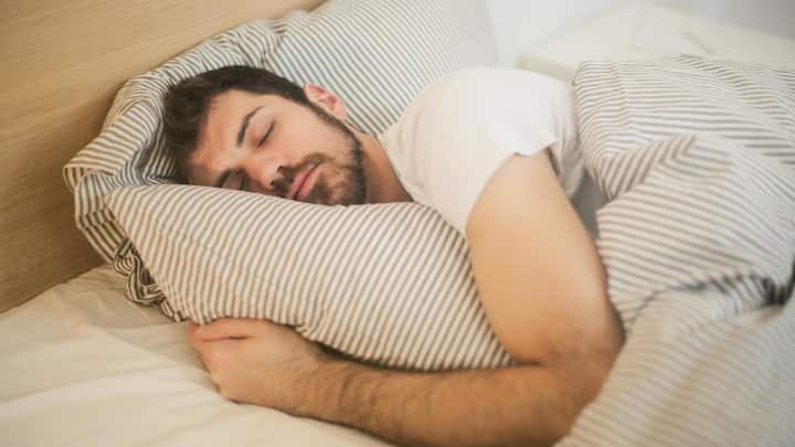 Sleep cycle :झोपेचे तास नसून गुणवत्ता महत्त्वाची आहे.कमी झोप येत असली तरी त्यांना पूर्ण झोप आणि ताजेतवाने वाटण्यासाठी गाढ झोप महत्त्वाची आहे.