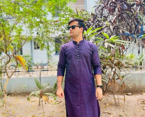 ​हम बात कर रहे हैं 21 वर्ष की उम्र में यूपीएससी एग्जाम क्लियर करने वाले अंसार शेख की. उन्हें सबसे कम उम्र में यूपीएससी परीक्षा क्रैक करने वाला कैंडिडेट भी कहा जाता है. अंसार शेख महाराष्ट्र के रहने वाले हैं. उनके पिता ऑटो चालक हैं. अंसार के परिवार की आर्थिक स्थिति ज्यादा अच्छी नहीं थी. लेकिन इस सब के बावजूद उन्होंने अपनी पढ़ाई पर फोकस रखा और यूपीएससी एग्जाम को क्रैक किया.