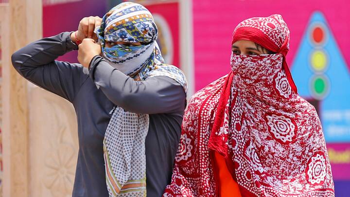 भारत मौसम विज्ञान विभाग (आईएमडी) ने एक बुलेटिन में कहा कि राष्ट्रीय राजधानी में रविवार को अधिकतम तापमान सामान्य से दो डिग्री अधिक 42.8 डिग्री सेल्सियस रहा. इसके कई मौसम केंद्रों में से नजफगढ़ में 41 डिग्री सेल्सियस, जबकि नरेला में 41.6 डिग्री दर्ज किया गया.