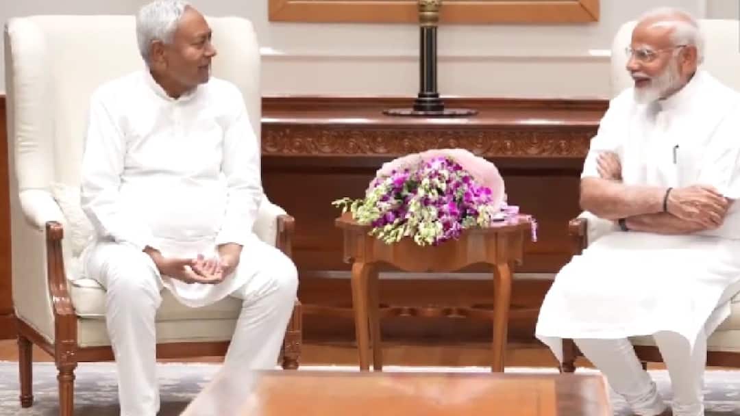 Bihar News: नतीजों से पहले PM मोदी से इस अंदाज में मिले CM नीतीश, सामने आया वीडियो Bihar CM Nitish Kumar met Prime Minister Narendra Modi at his residence in Delhi today Bihar News: नतीजों से पहले PM मोदी से इस अंदाज में मिले CM नीतीश, सामने आया वीडियो
