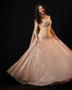 Actress Vedhika: అజంతా శిల్పంలా వయ్యారాలు పోతున్న వేదిక - లెహంగాలో అందాల రచ్చ