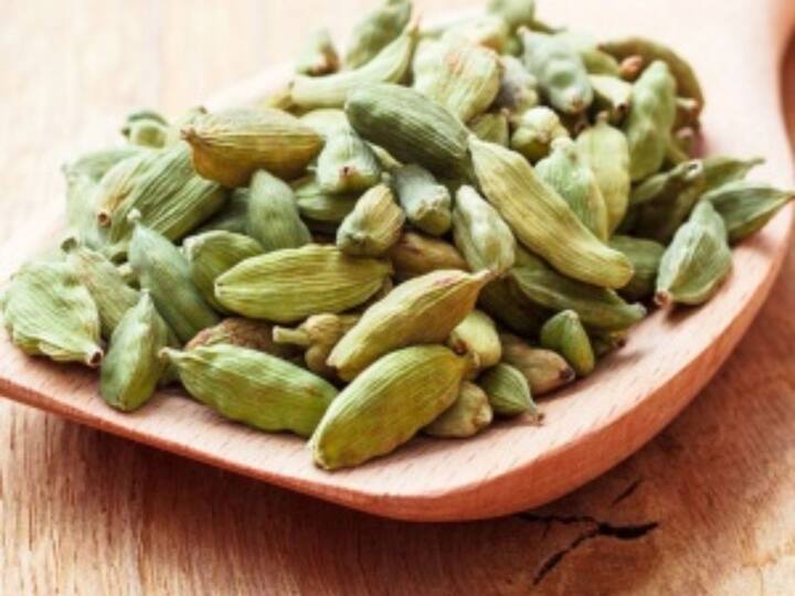 ਇਲਾਇਚੀ ਸ਼ਰਬਤ ਬਣਾਉਣ ਦਾ ਤਰੀਕਾ-ਸ਼ਰਬਤ ਤਿਆਰ ਕਰਨ ਲਈ ਇੱਕ ਜੱਗ ਵਿੱਚ ਦੋ ਗਲਾਸ ਪਾਣੀ ਲਓ। ਤੁਸੀਂ ਚਾਹੋ ਤਾਂ ਫਰਿੱਜ ਤੋਂ ਦੋ ਗਲਾਸ ਠੰਡਾ ਪਾਣੀ ਪਾ ਸਕਦੇ ਹੋ ਜਾਂ ਬਾਅਦ ਵਿਚ ਲੋੜ ਮੁਤਾਬਿਕ ਠੰਡਾ ਕਰਨ ਲਈ ਆਇਸ ਕਿਊਬ ਵਰਤ ਸਕਦੇ ਹੋ। ਪਾਣੀ ਵਿਚ ਸਵਾਦ ਮੁਤਾਬਕ ਚੀਨੀ ਮਿਲਾਓ ਤੇ ਘੋਲ ਲਵੋ। ਜਦ ਘੁਲ ਜਾਵੇ ਤਾਂ ਪਾਣੀ ਵਿਚ ਕਾਲਾ ਨਮਕ, ਨਿੰਬੂ ਦਾ ਰਸ ਅਤੇ ਇਲਾਇਚੀ ਪਾਊਡਰ ਪਾ ਕੇ ਚੰਗੀ ਤਰ੍ਹਾਂ ਮਿਲਾਓ।