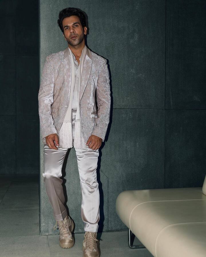 राजकुमार राव – बॉलीवुड के बेहतरीन एक्टर राजकुमार राव भी एक बार स्टारकिड्स की वजह से एक फिल्म गंवा चुके हैं. खबरों की मानें तो उन्हें एक फिल्म से बाहर निकालकर उनका रोल स्टारकिड को दे दिया गया था. हालांकि एक्टर ने कभी उस स्टारकिड के नाम का खुलासा नहीं किया.