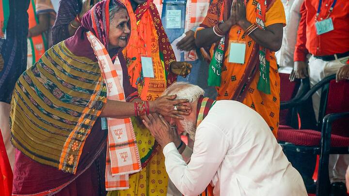 एक्सिस माय इंडिया की रिपोर्ट की मानें तो एनडीए को 361 से लेकर 401 सीटों के मिलने का अनुमान है. इस प्रकार से उत्तर प्रदेश में 67 से 71 सीटों के मिलने का अनुमान है.