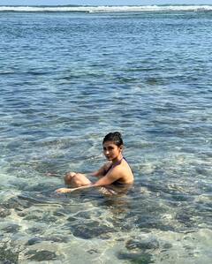 बिकिनी पहन मौनी रॉय ने खूब फ्लॉन्ट किया फिगर, इन लुक्स पर भी ठहर जाएगी आपकी नजर! देखें तस्वीरें