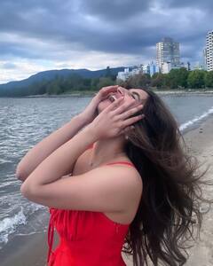 Sreeleela : బీచ్​లో బుల్లి గౌను వేసుకుని గిల్లికజ్జాలు ఆడుతున్న శ్రీలీల.. రెడ్ కలర్ బాగా నప్పింది కదూ