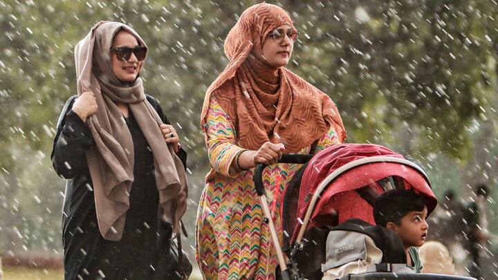 सोमवार को दिल्ली का न्यूनतम तापमान 30 डिग्री सेल्सियस और अधिकतम तापमान 45 डिग्री सेल्सियस रहने का अनुमान है. जबकि चार से आठ जून तक अधिकतम तापमान 44 से 45 डिग्री तक रहने का अनुमान है.