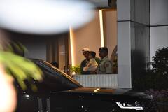 पापा रणबीर की गोद में पैपराजी को देख अलग-अलग मुंह बनाती नजर आई राहा कपूर, क्यूटनेस देख फैंस बोले- 'कितनी प्यारी है यार ये'