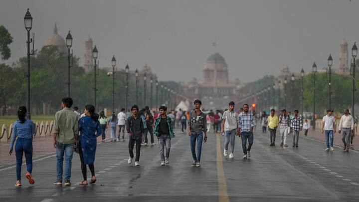 मौसम विभाग ने सोमवार को आंशिक रूप से बादल छाए रहने, अलग-अलग स्थानों पर लू चलने, गरज के साथ छींटे पड़ने और धूल भरी आंधी के साथ हल्की बारिश होने और 25 से 35 किलोमीटर प्रति घंटे की रफ्तार से तेज हवाएं चलने का अनुमान लगाया है.